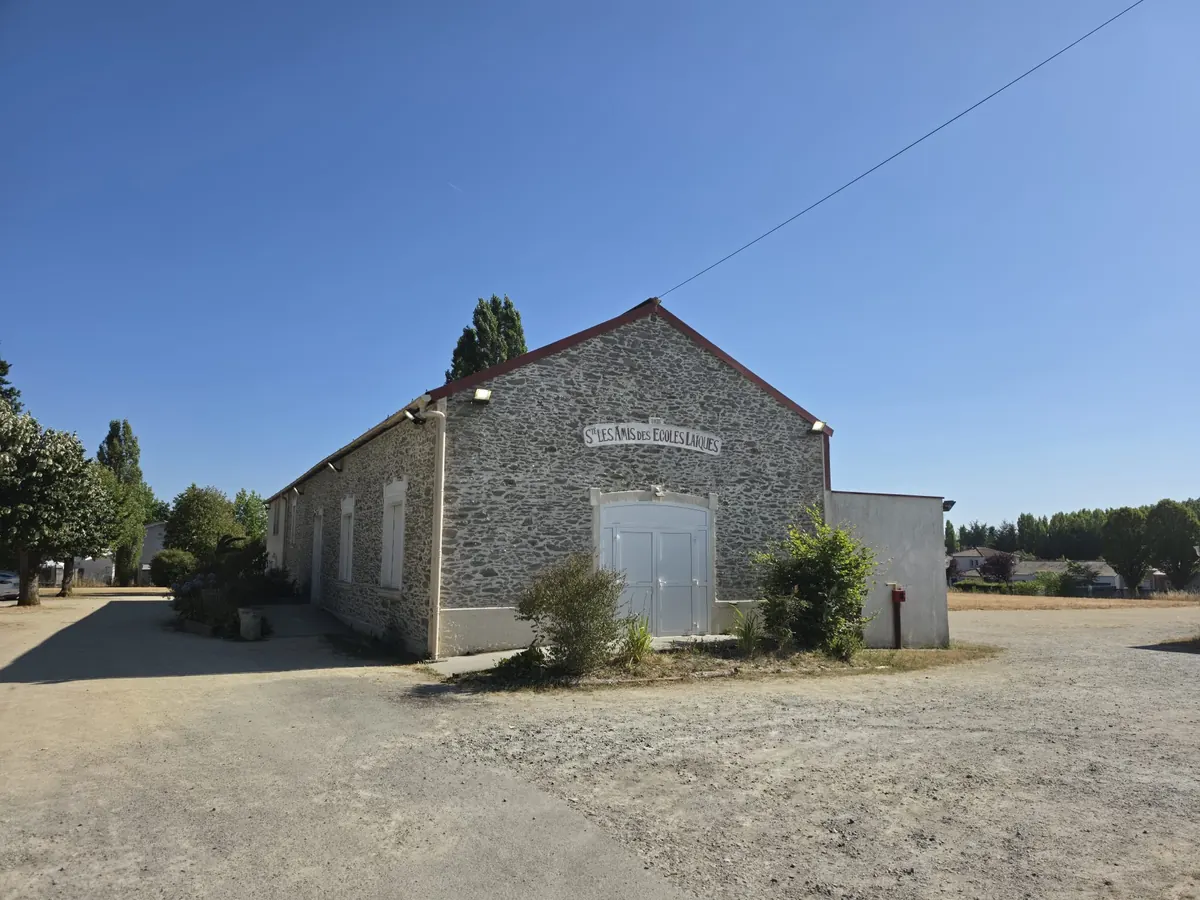 Façade de la salle Jean-Noël Prin avec l'inscription Les Amis des Écoles Laïques